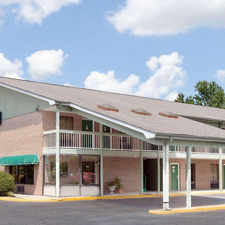Days Inn By Wyndham Columbia Ne Fort Jackson Bagian luar foto