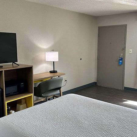 Days Inn By Wyndham Columbia Ne Fort Jackson Bagian luar foto