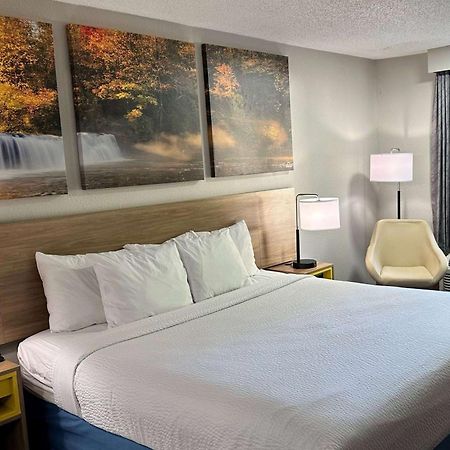 Days Inn By Wyndham Columbia Ne Fort Jackson Bagian luar foto
