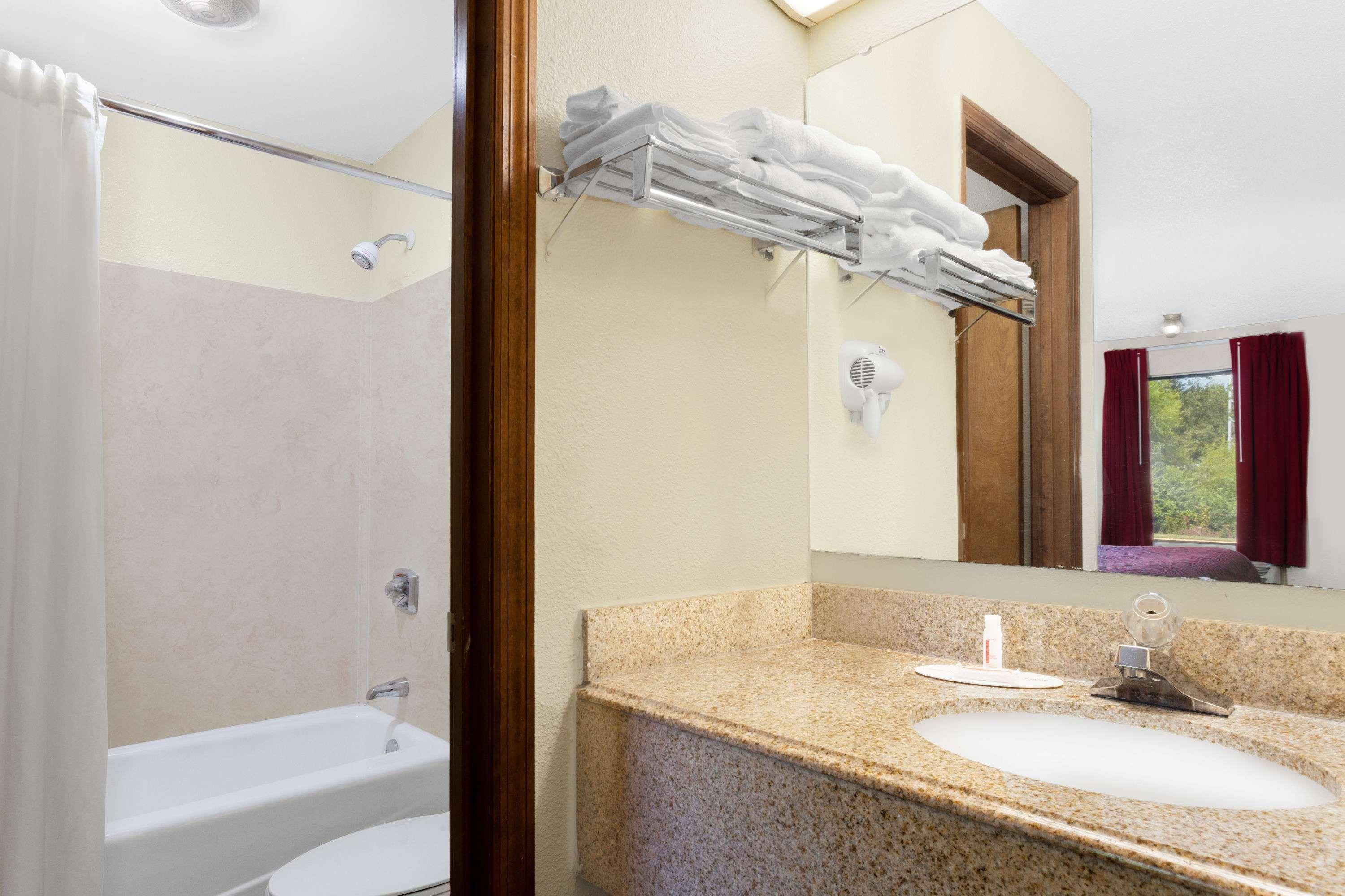 Days Inn By Wyndham Columbia Ne Fort Jackson Bagian luar foto