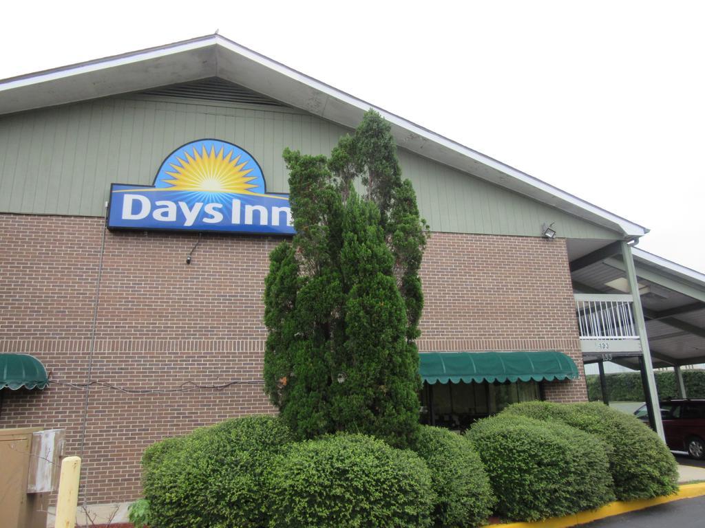 Days Inn By Wyndham Columbia Ne Fort Jackson Bagian luar foto