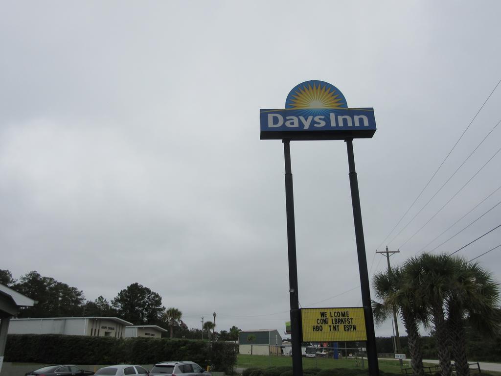 Days Inn By Wyndham Columbia Ne Fort Jackson Bagian luar foto