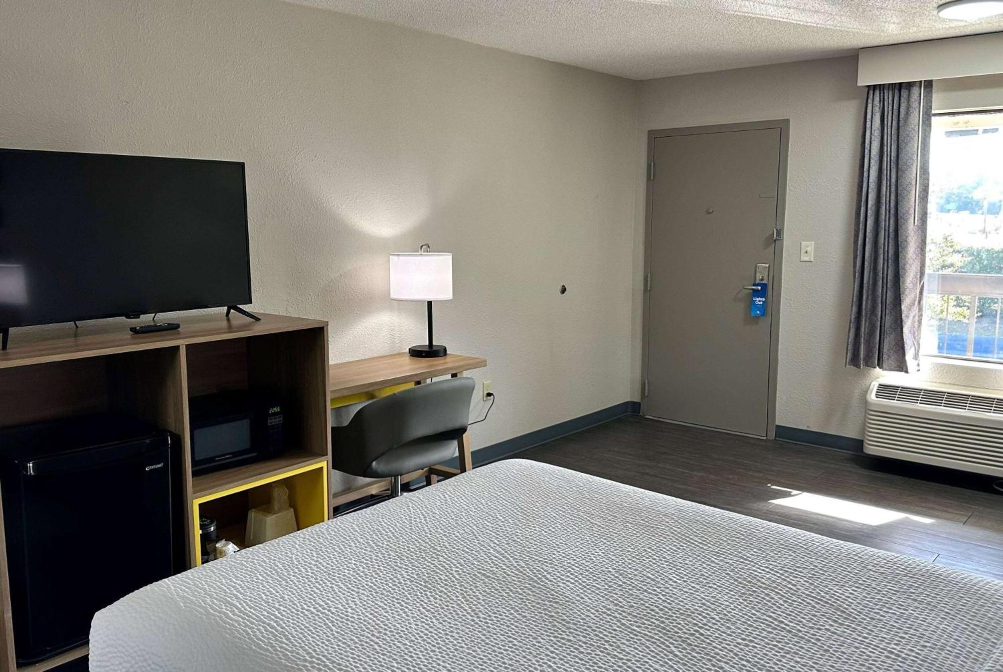 Days Inn By Wyndham Columbia Ne Fort Jackson Bagian luar foto