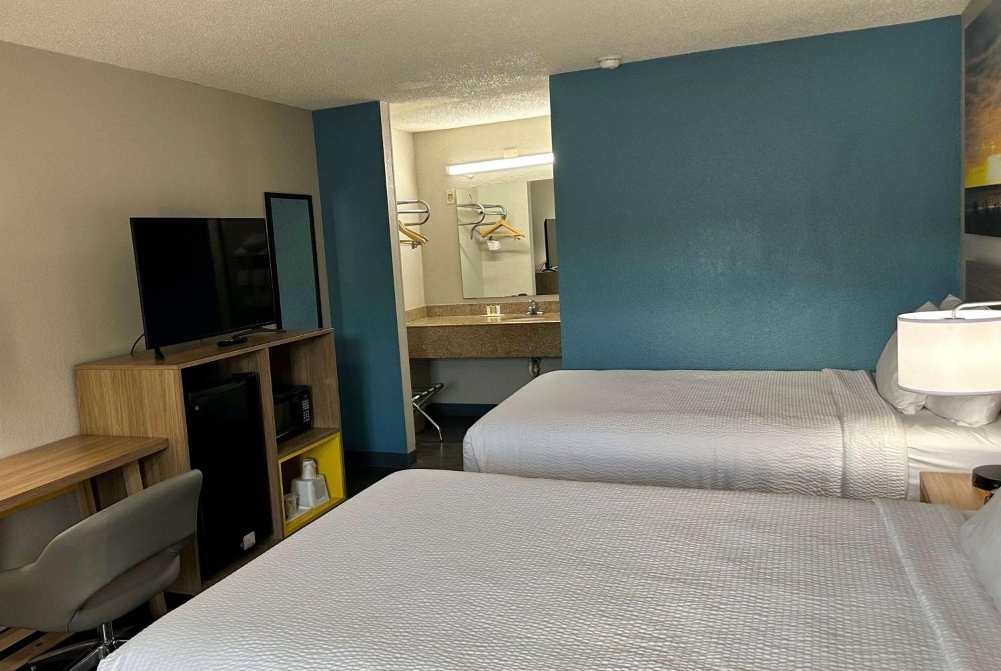 Days Inn By Wyndham Columbia Ne Fort Jackson Bagian luar foto