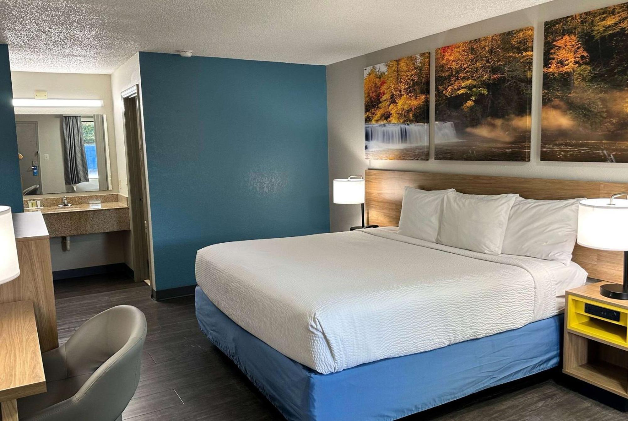 Days Inn By Wyndham Columbia Ne Fort Jackson Bagian luar foto