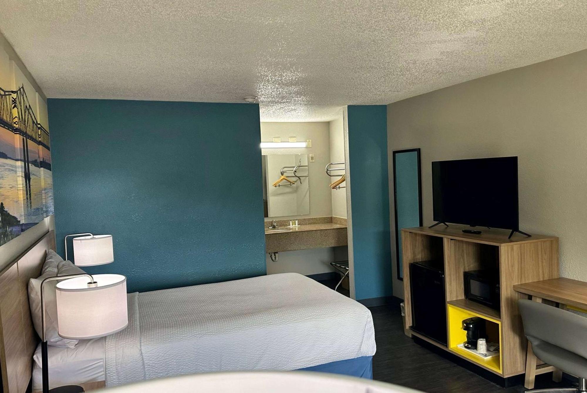 Days Inn By Wyndham Columbia Ne Fort Jackson Bagian luar foto