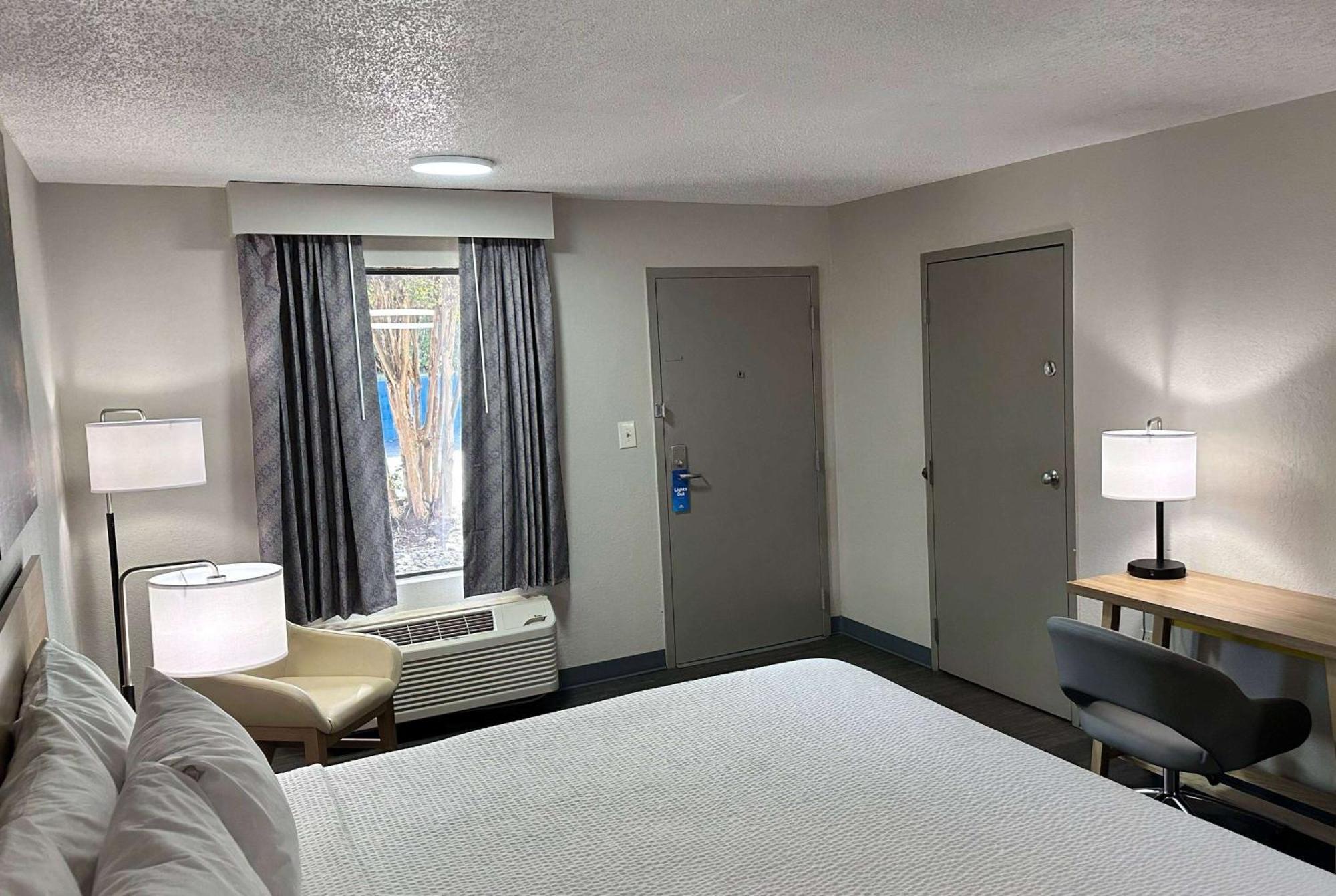 Days Inn By Wyndham Columbia Ne Fort Jackson Bagian luar foto