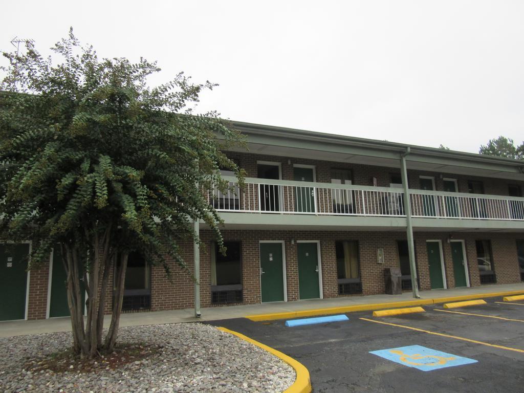 Days Inn By Wyndham Columbia Ne Fort Jackson Bagian luar foto