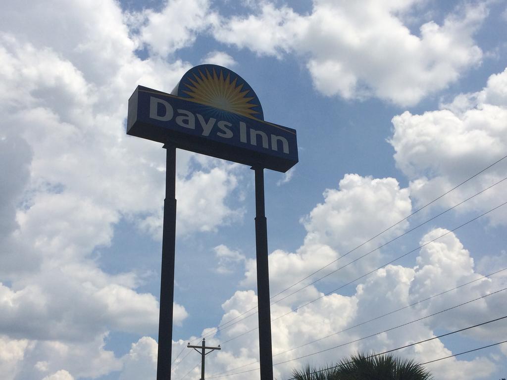 Days Inn By Wyndham Columbia Ne Fort Jackson Bagian luar foto