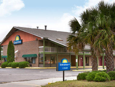 Days Inn By Wyndham Columbia Ne Fort Jackson Bagian luar foto